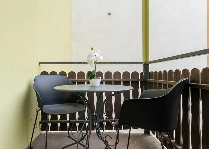 Chic In - Balcony & Easy Access Apartment