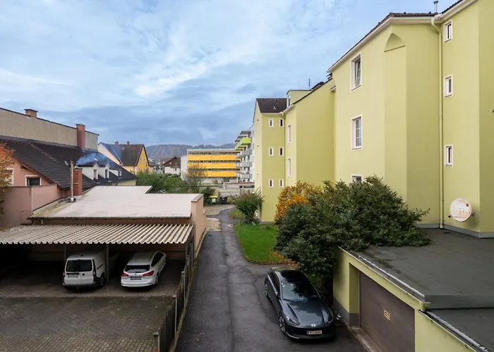 Chic In - Balcony & Easy Access Apartment